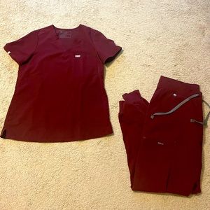 Figs size small Burgundy Catarina one pocket scrub top